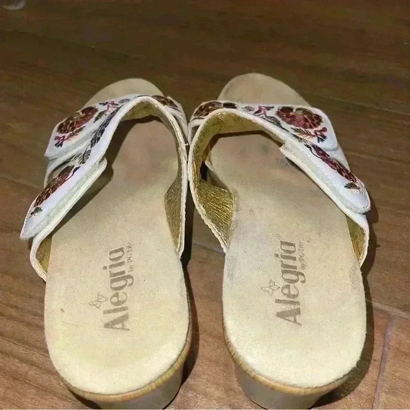 Alegria Linn White Embroidered Wedge Sandals Sz 40/9 - Picture 4 of 7